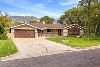 Building Photo - 5070 Doren Dr