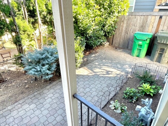 Building Photo - Rose City Park Corner Unit, 2-story Townhome with Hardwoods, Private Backyard, A/C