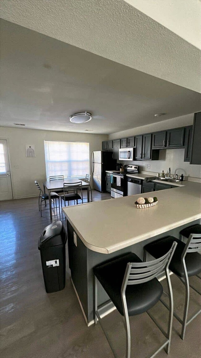 Building Photo - 1051 Southern Dr