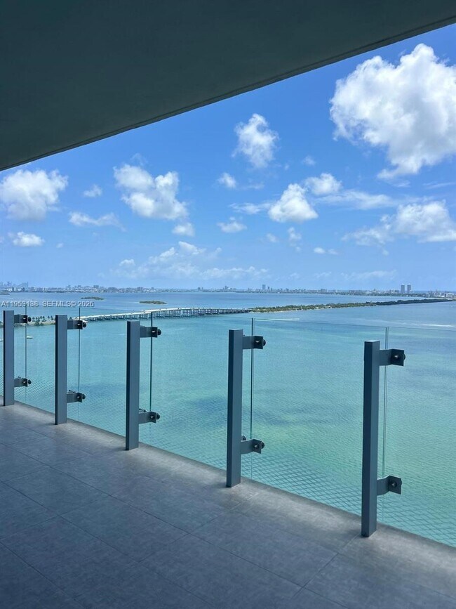 Building Photo - 700 NE 26th Terrace