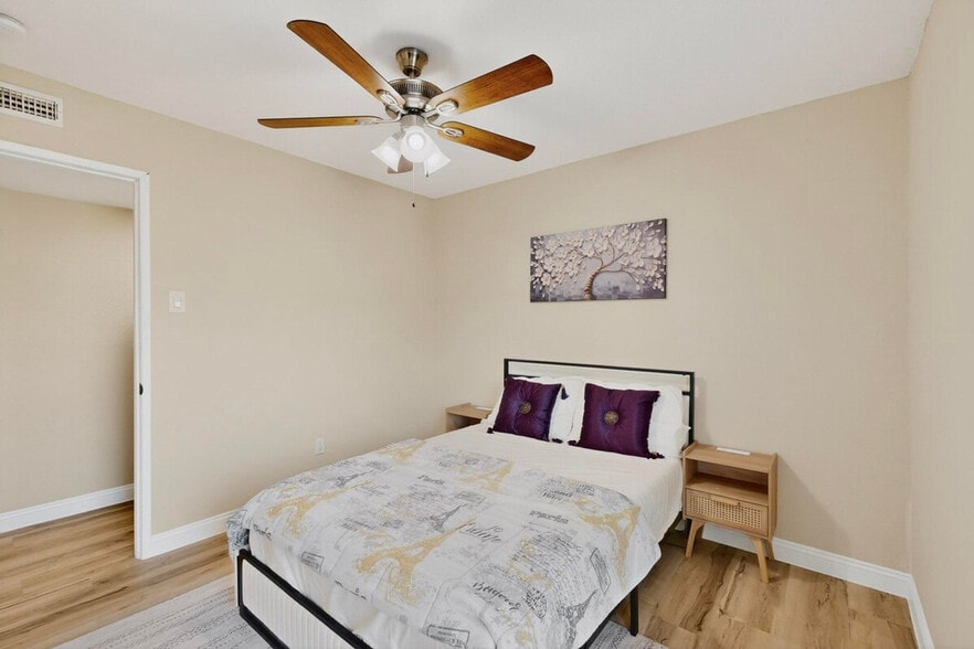 Building Photo - 136 Yorkshire Dr