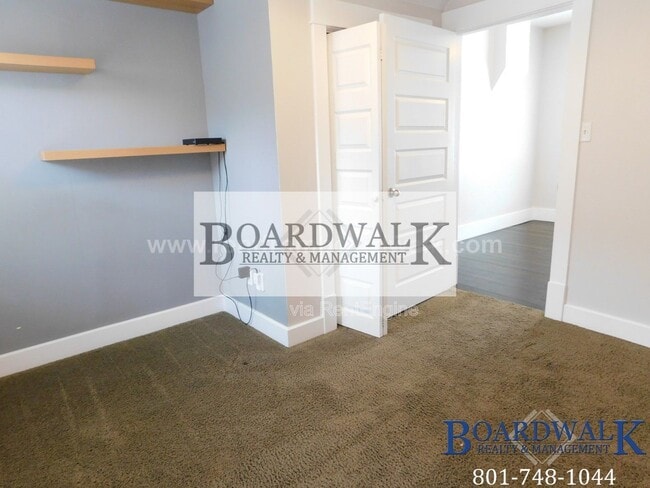 Building Photo - 657 Warnock Ave