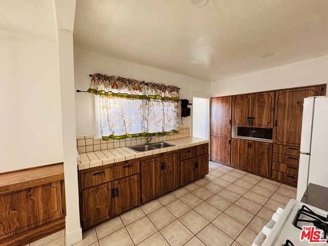 Building Photo - 1100 W 48th St