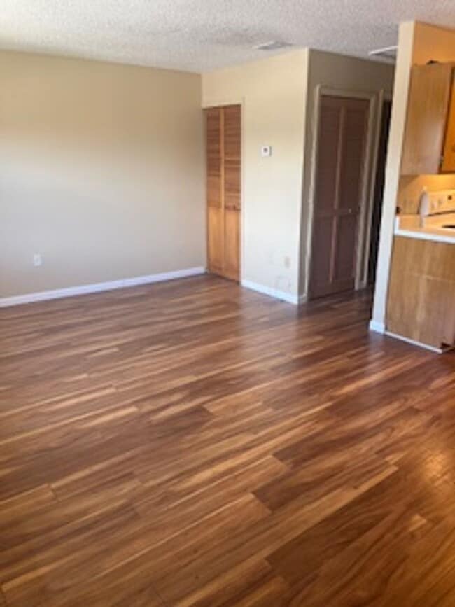 Building Photo - One bedroom 1 bath condo. Immaculate.