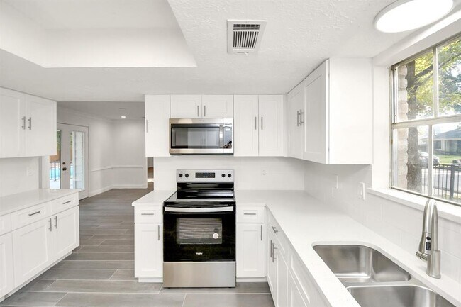 Building Photo - 3919 Fernglade Dr