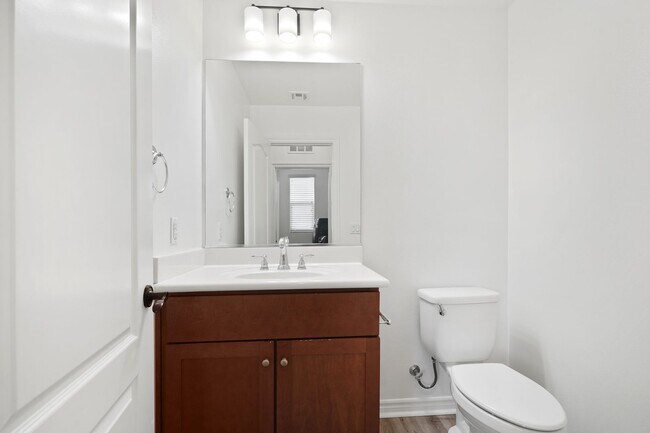 Building Photo - Spacious 4 Bedroom TownHome in Garden Grove!