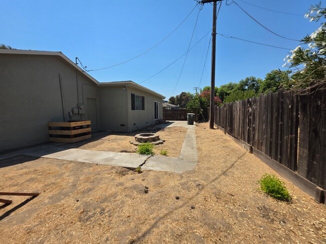 Building Photo - 4 bedroom single story near freeway & shop...