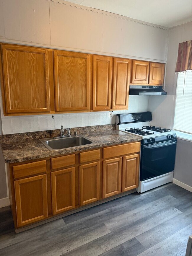 Building Photo - 3 Bedroom Home Steps to LaSalle University