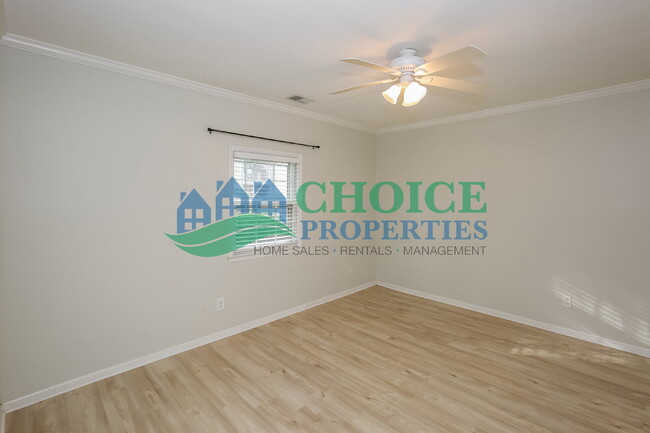 Building Photo - This cute as pie ground-floor condo is tuc...