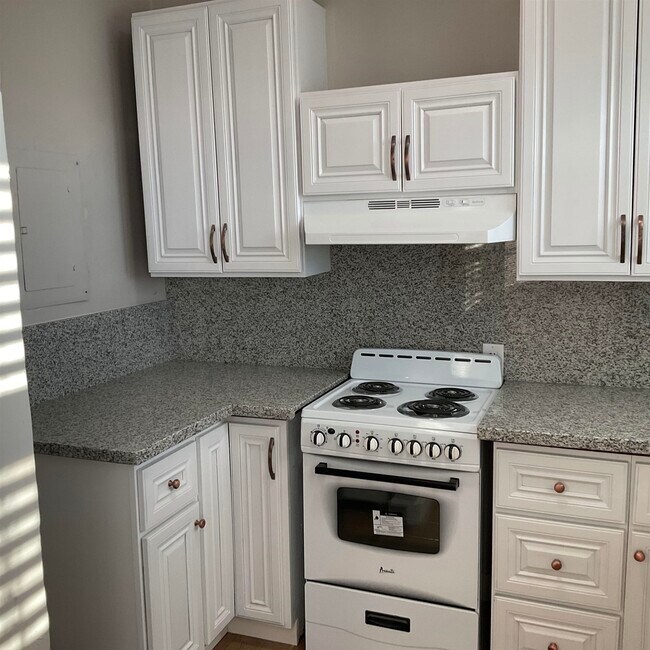 Building Photo - 618 W 7th St