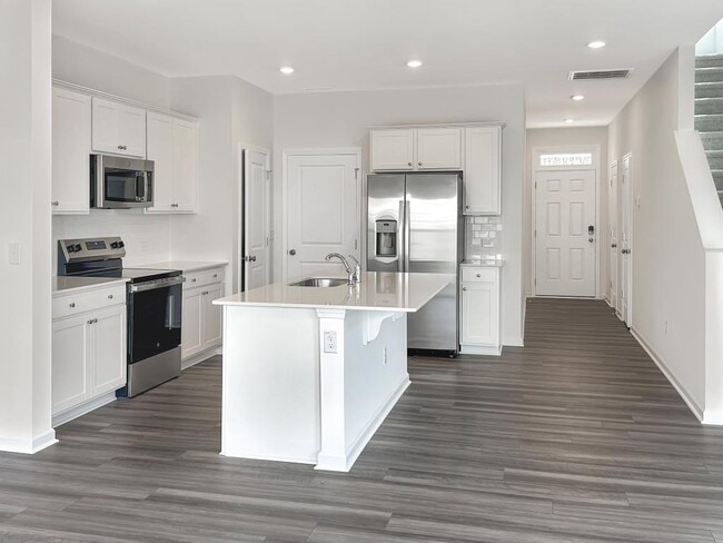 Building Photo - 911 Pilot St