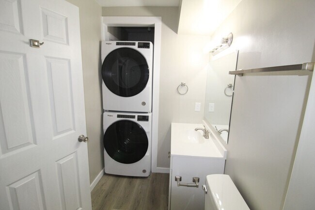 Building Photo - Stunning Fully Remodeled 3BR Condo at Madison Manor – Available This July!