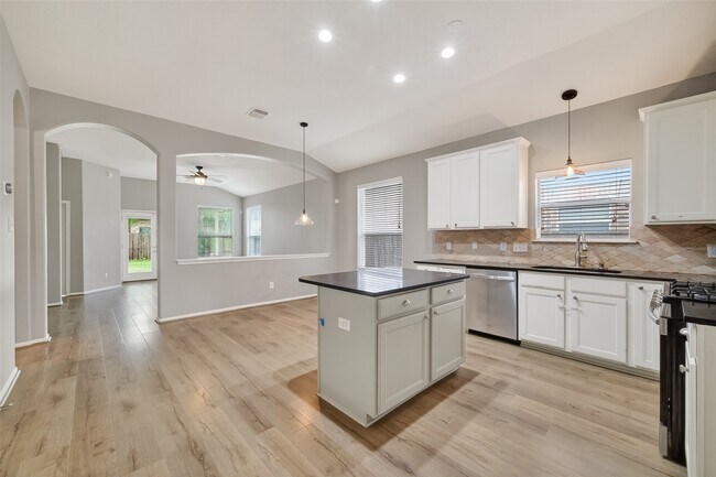 Building Photo - 6431 Applewood Forest Dr