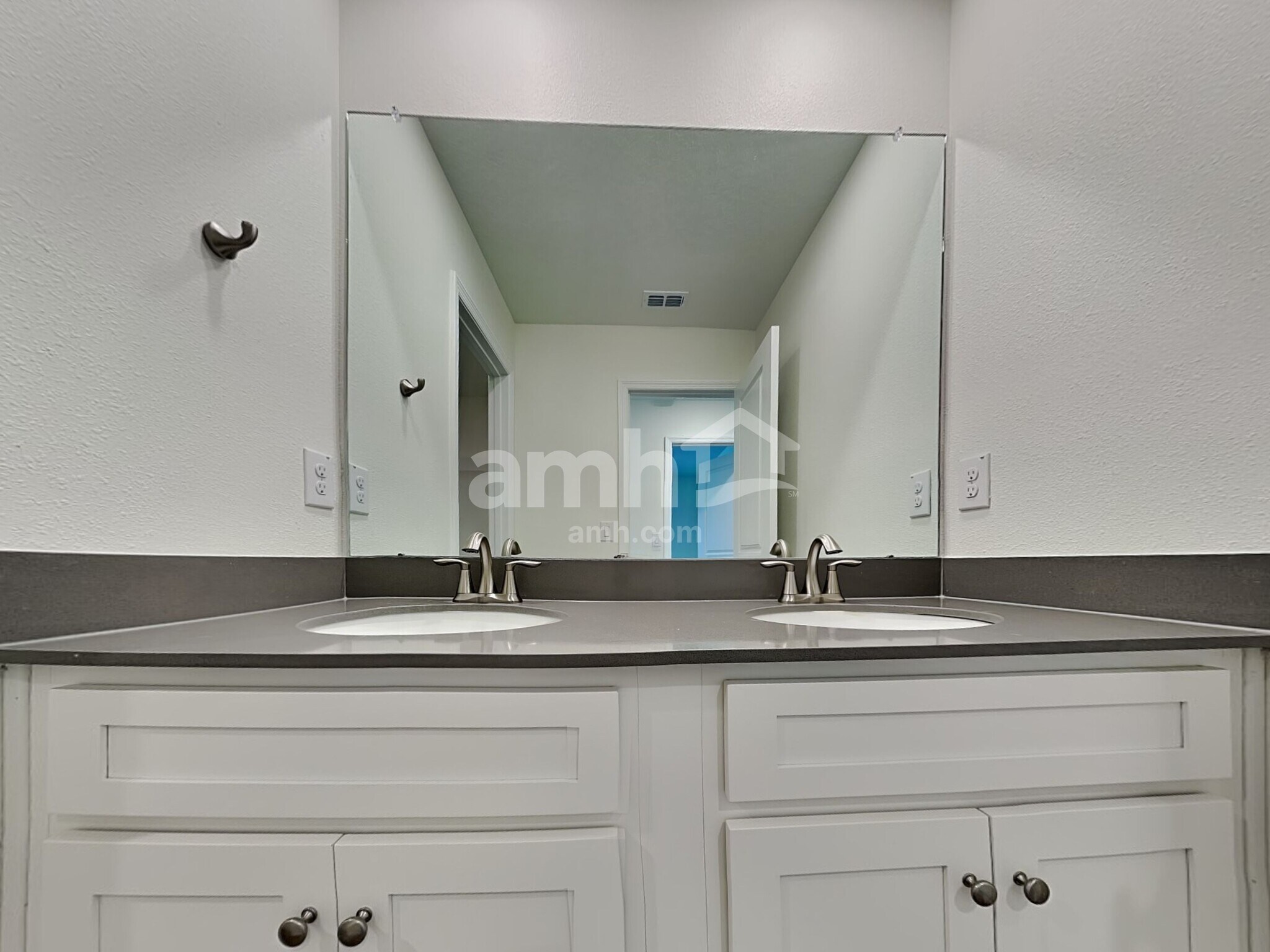 Building Photo - 27067 St Andrews Ave