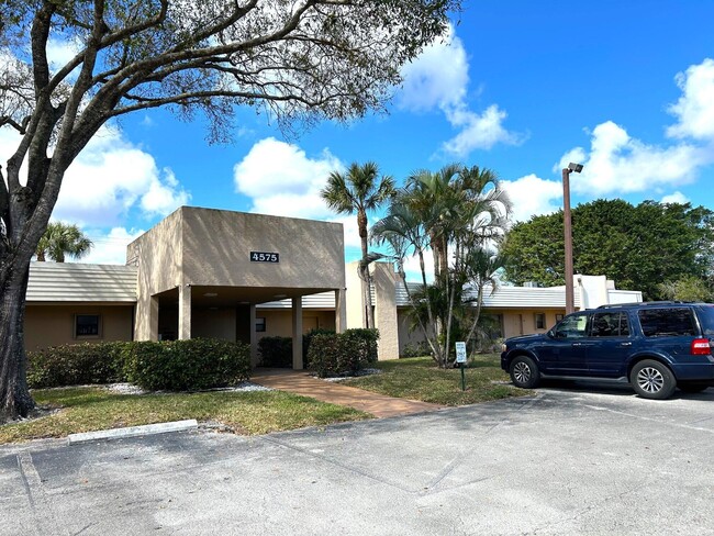 Building Photo - 4575 Lucerne Lakes Blvd