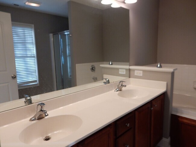 Building Photo - Quality 3 BR Townhome; Convenient to Med C...