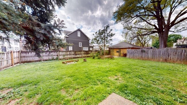 Building Photo - 131 E Northwood Ave