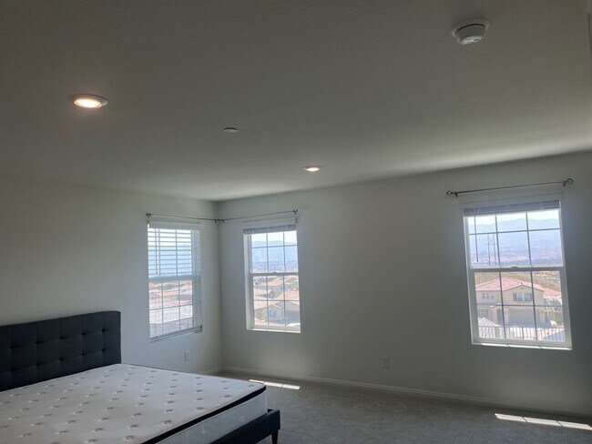 Building Photo - Lake Elsinore 5 Bedroom