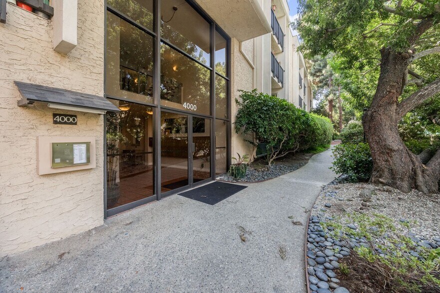 Building Photo - Resort-Style 2-Bed, 2-Bath Condo with Lake...