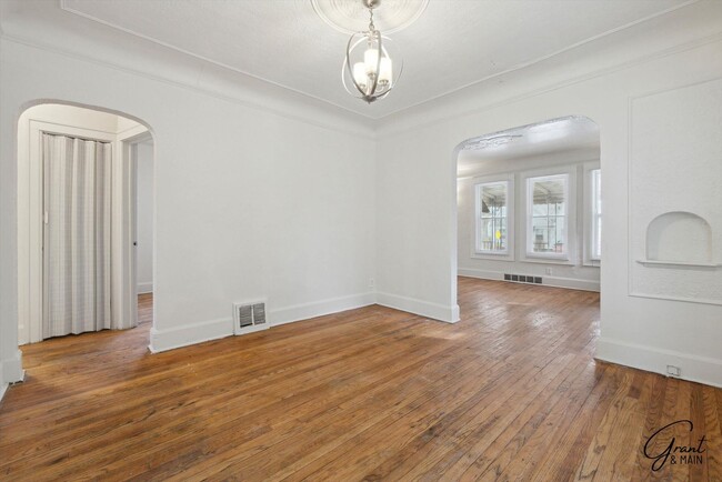 Building Photo - 3 bedroom $1450
