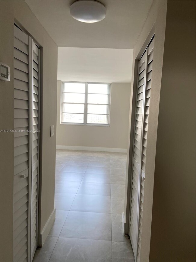 Building Photo - 500 Bayview Dr