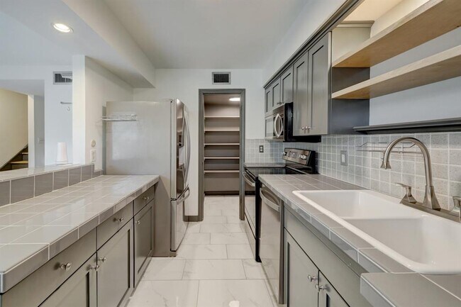 Building Photo - 6326 Chevy Chase Dr