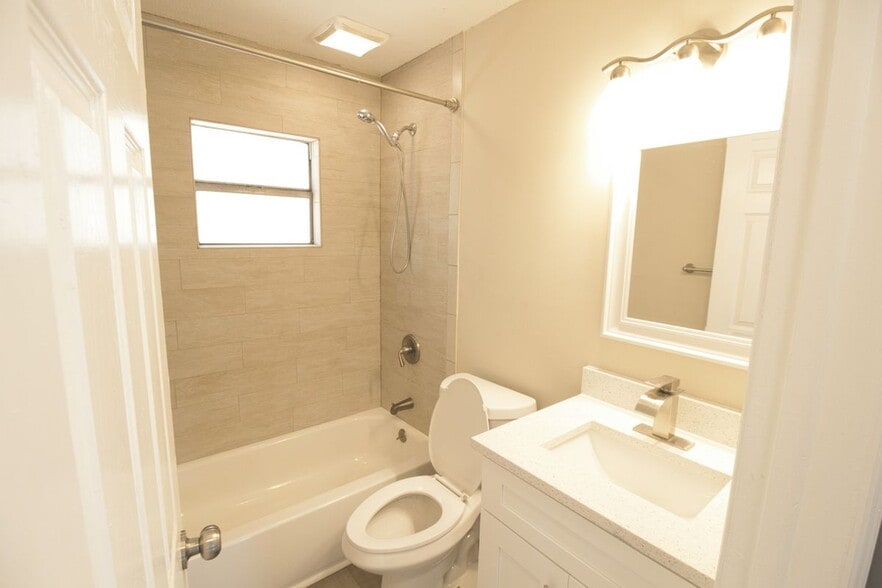 Building Photo - 7138 Oakwood Dr