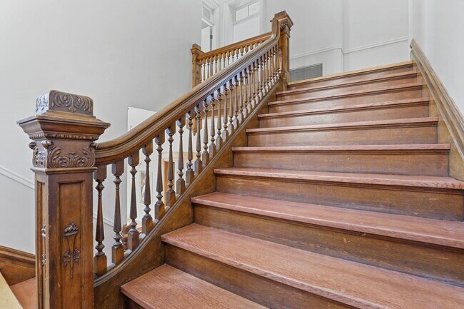 Building Photo - 550 E Town St