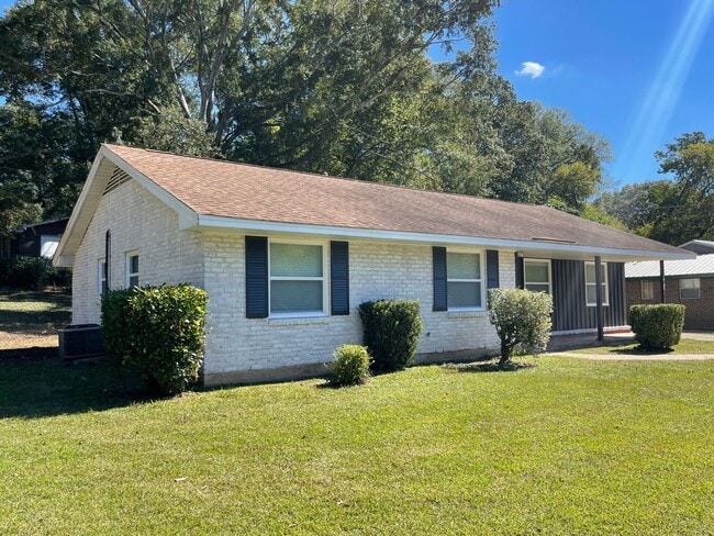 Building Photo - Gorgeous FULLY REMODELED 3 Bedroom/2Bath