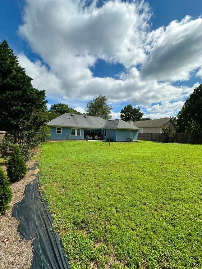 Building Photo - 103 Meadow Creek Dr