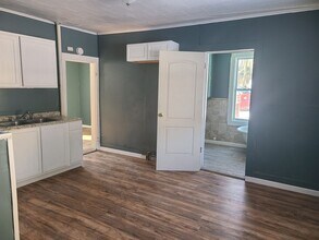 Building Photo - Large 5 bed home