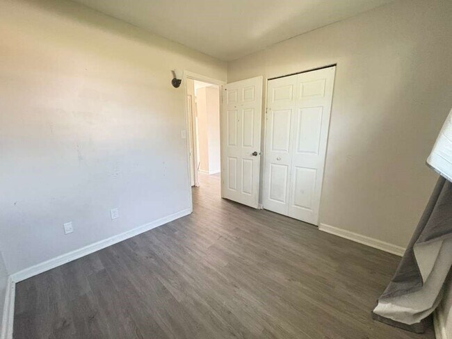 Building Photo - Edenroc Ln.