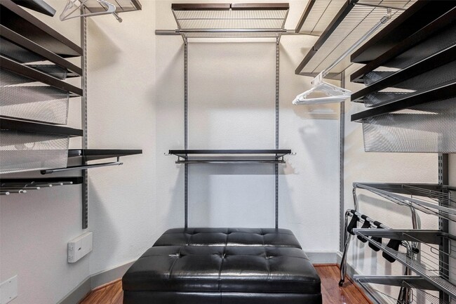 Building Photo - 1901 Post Oak Blvd