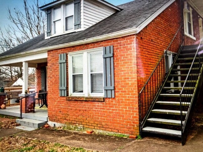 Building Photo - 1 bedroom in East Nashville. Minutes to 5 ...