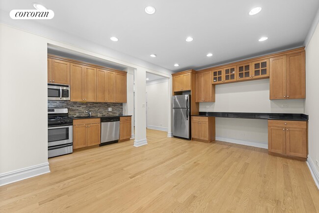Building Photo - 668 Riverside Dr