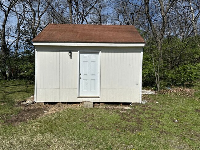 Building Photo - 705 Yowell Ave