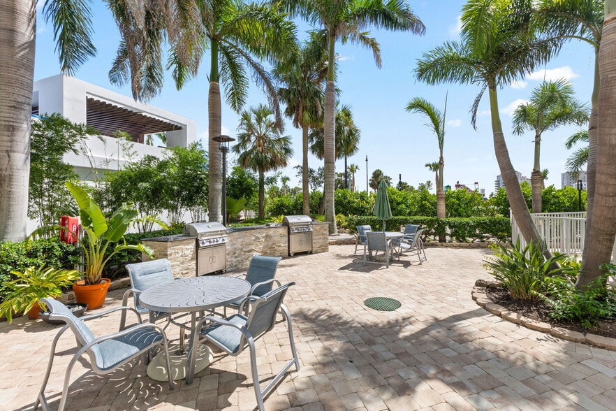 Outdoor grill area - 1111 N Gulfstream Ave