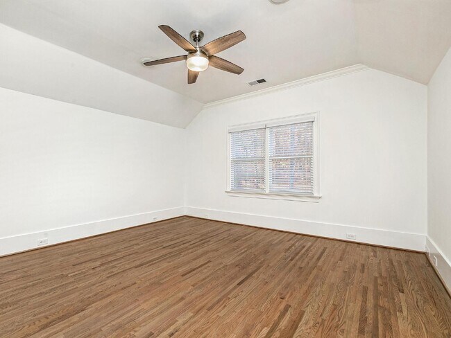 Building Photo - Beautifully built, renovated home boasts 5 BD, 5 BT, providing ample space for a growing family a...