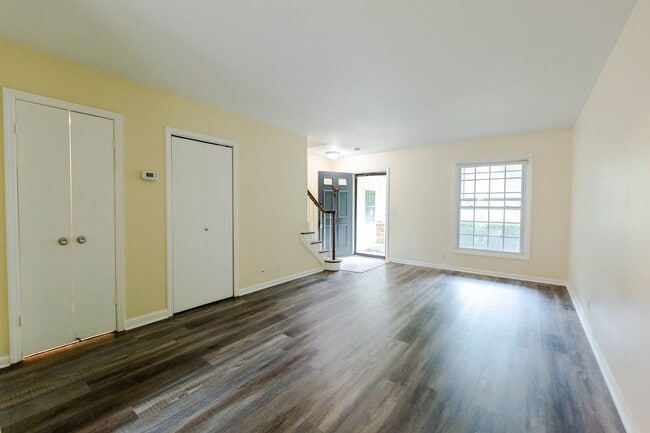 Building Photo - Green Hills Condo in the Georgetown