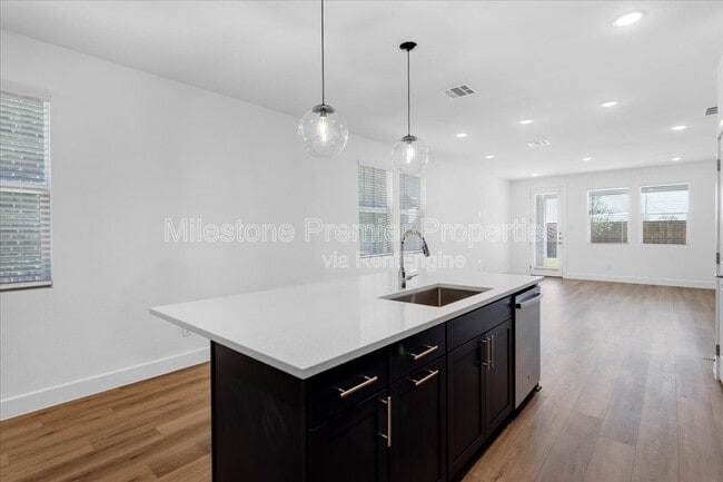 Building Photo - 820 Sunflower Trl