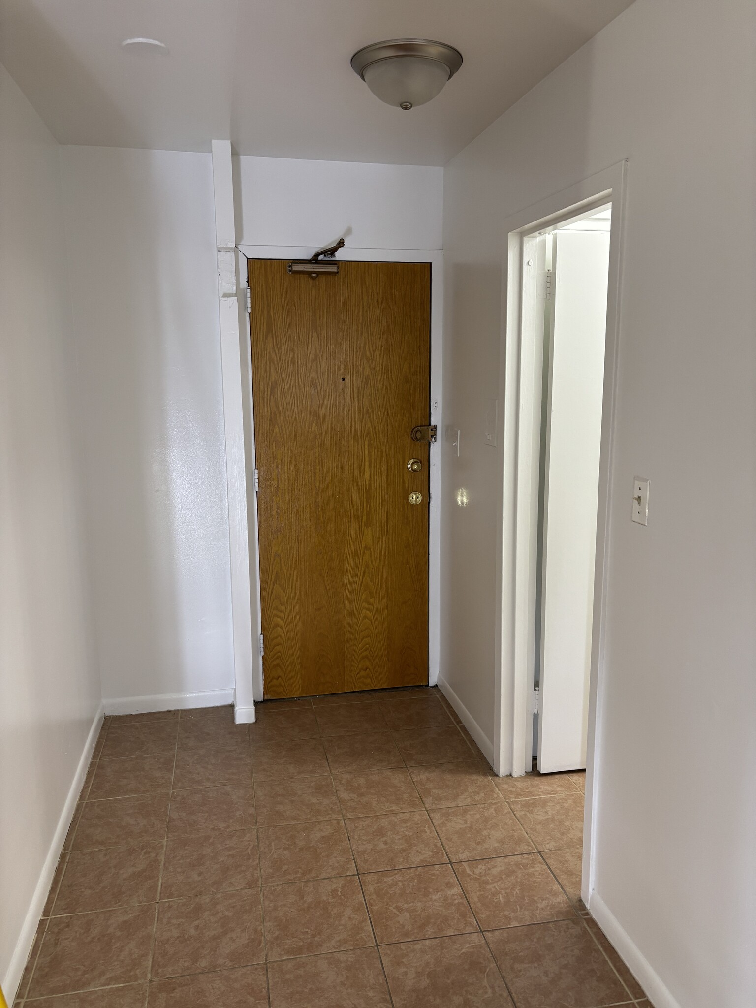 Building Photo - 5920 N Kenmore Ave