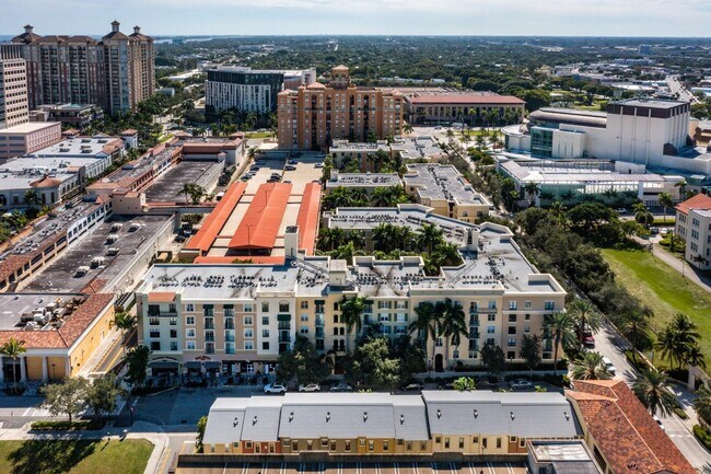 Building Photo - 630 S Sapodilla Ave