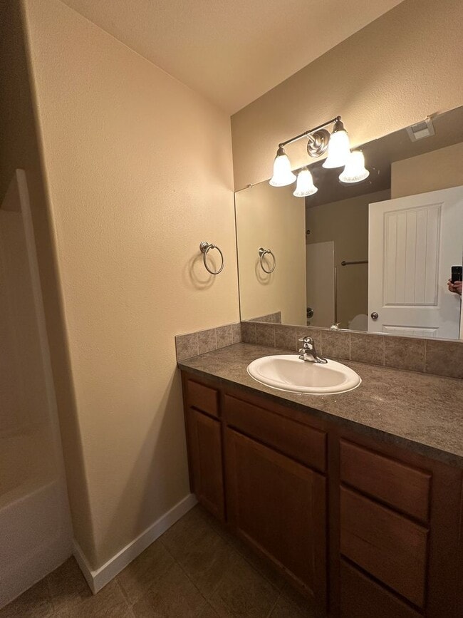 Building Photo - MOVE IN SPECIAL!  Remodeled 3 Bedroom / 2.5 Bathroom Home Southwest Redmond