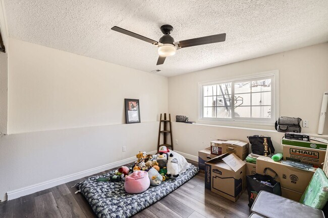 Building Photo - Evolve Real Estate: Spacious 3 Bed 3 bath ...
