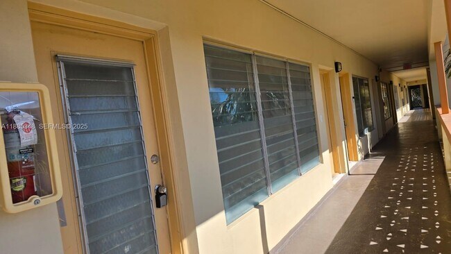 Building Photo - 1885 NE 121st St