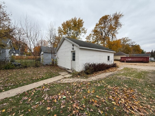 Building Photo - Single-Family Home Close to Henry Ford Hos...