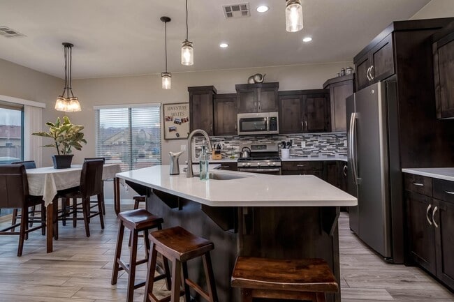 Building Photo - Red Mountain Jewel!  WITH SOLAR PANELS!!