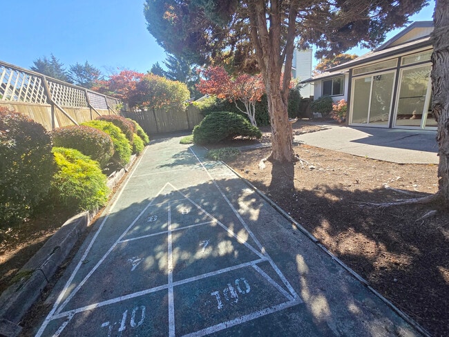 Building Photo - 164 N Harbor St