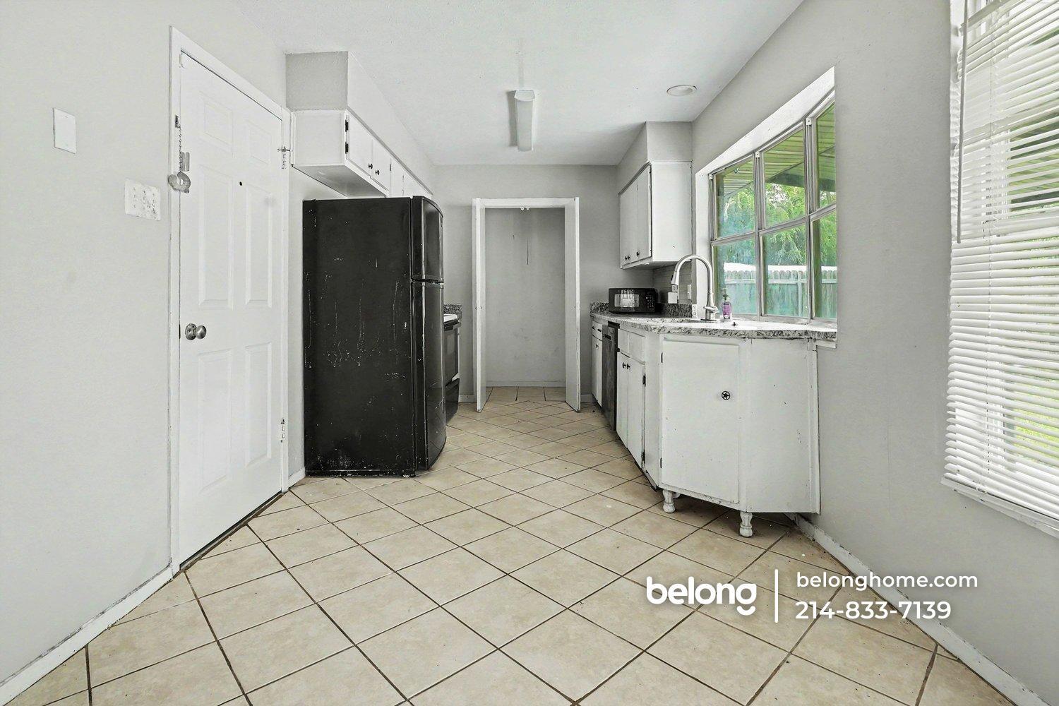 Building Photo - 423 Southlake Dr