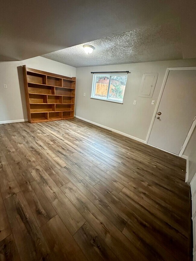 Building Photo - Updated Split-Level Gem | 5BD, 3BA | Large...